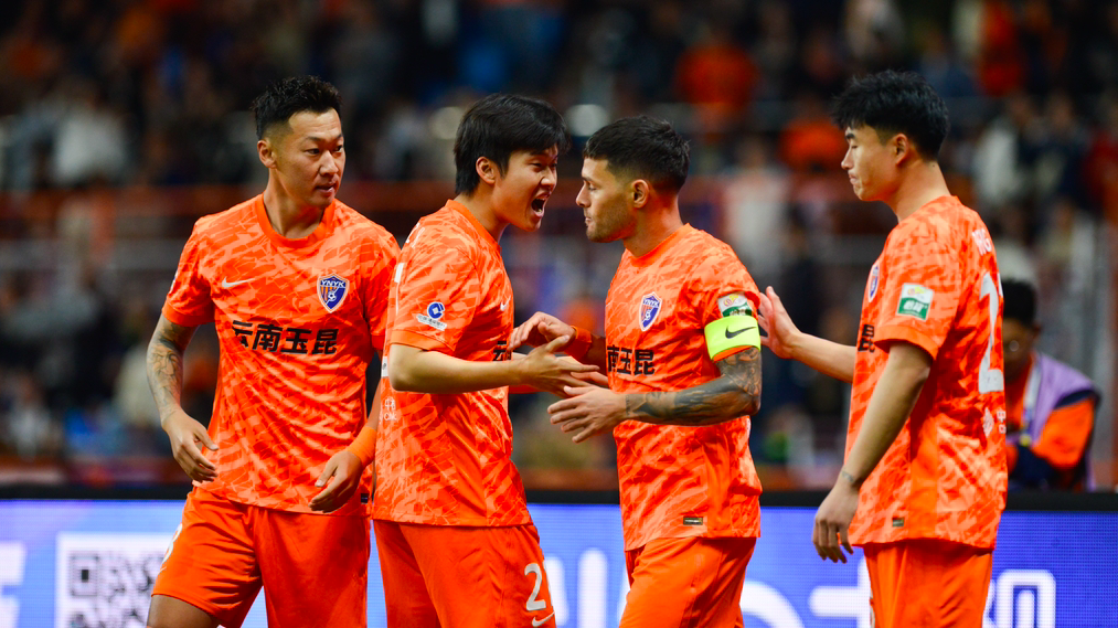 中超冷门迭起：黑马崛起争冠豪门崩盘 国脚红牌