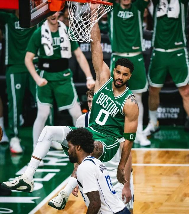 塔图姆298天复出后单核带队两战全胜，展现王者