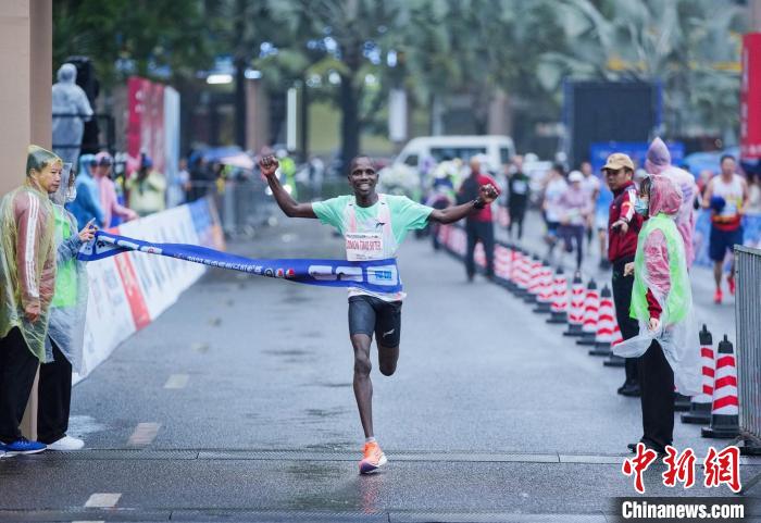 降雨潮湿背景下，中外1.8万名跑者竞逐海南儋州